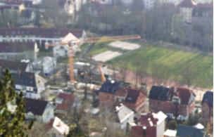 Blick von den Sonnenbergen auf die Baustelle