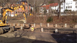 Die Fundament-Pfähle werden eingerammt 03.Febr. 2016