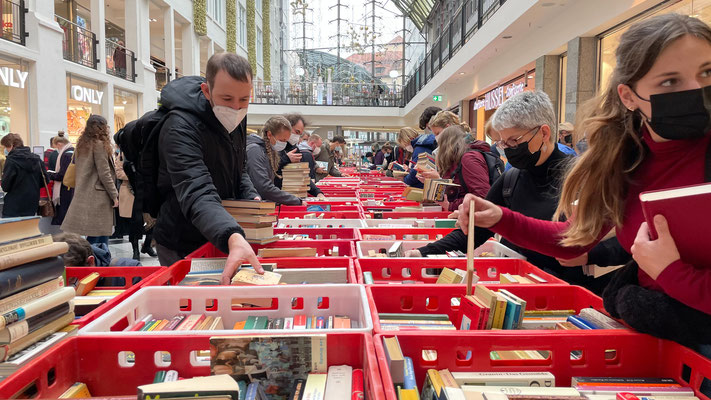 Guter Besuch an den Bücherkisten